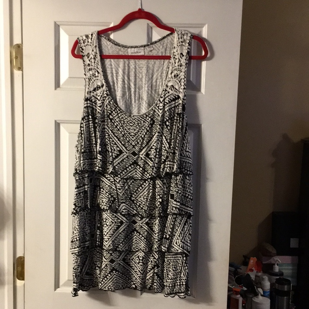 Avenue black and white ruffle tank top with crochet on top size 26/28